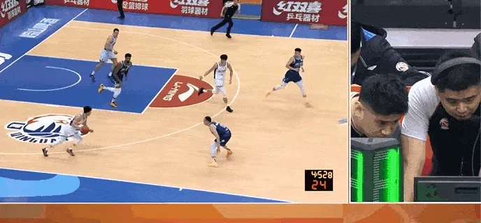世界杯官网入口-谷泽浴快攻时被青岛球员两人夹击撞倒，裁判吹罚普通犯规